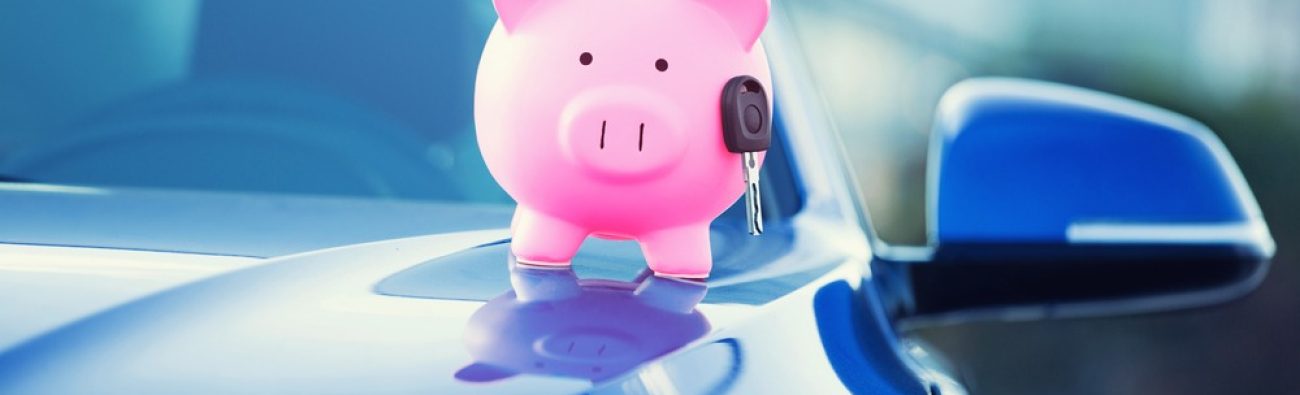 Closeup,Image,New,Car,With,Piggy,Bank,,Key,On,Hood