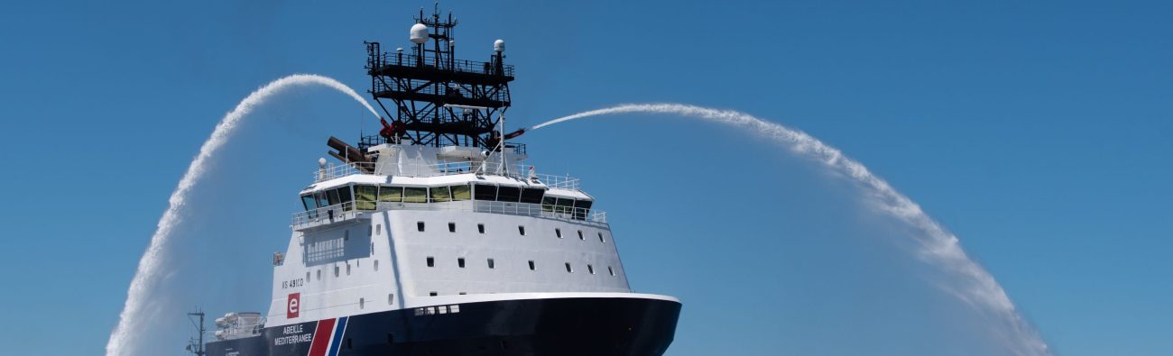 A l'image, le RIAS Abeille Flandre teste ses canons à eau.
Vendredi 10 juin 2022, le Remorqueur d'intervention, d'assistance et de sauvetage (RIAS) Abeille Méditerranée, récemment arrivé à son port base de Toulon, effectue une sortie à la mer avec le Remorqueur d'intervention, d'assistance et de sauvetage Abeille Flandre, qu'il remplacera officiellement début juillet. Les 2 bâtiments ont joué un exercice de remorquage de L'Abeille Flandre par l'Abeille Méditerranée. Cette dernière à également testé ses canons à eau, dédiés au soutien à un bâtiment en flammes.
