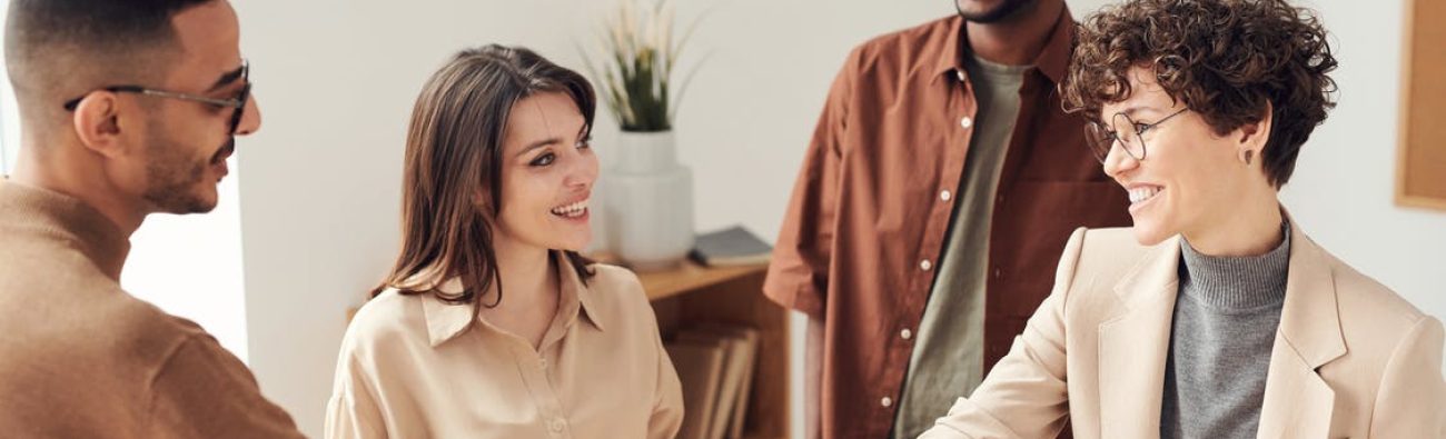 des personnes se serrent la main