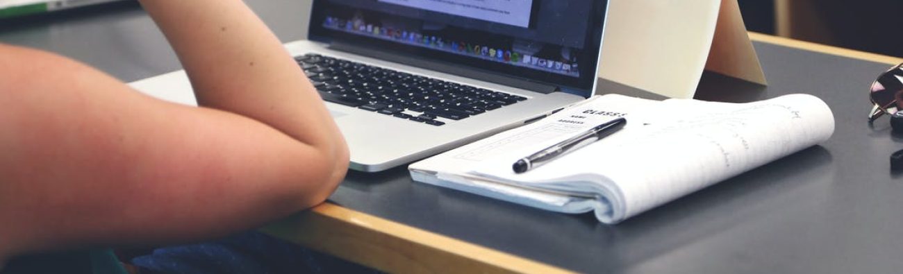 ordinateur et cahier