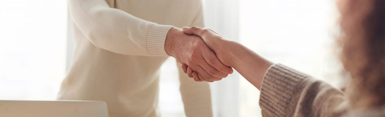 mains qui se serrent
