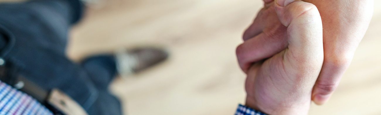 mains qui se serrent